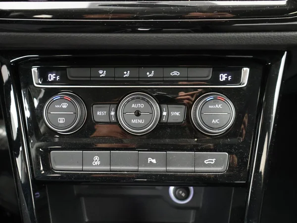 VOLKSWAGEN Touran (2022) — foto 16 van 29