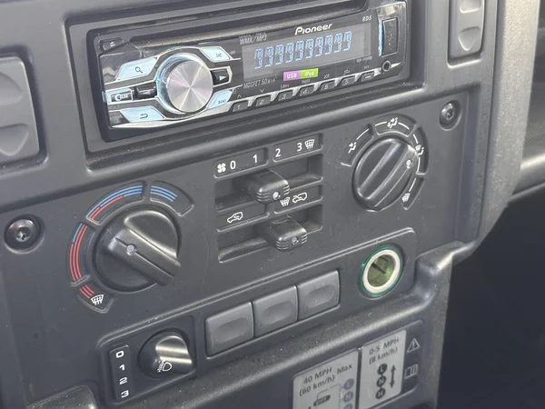 Land Rover Defender (2013) — foto 9 van 21