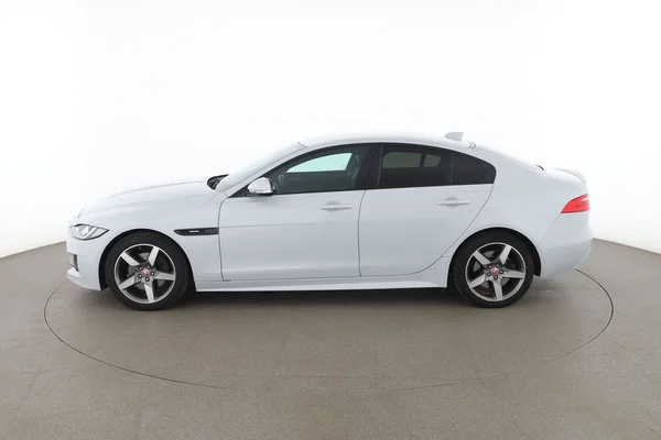 Jaguar XE (2019) — foto 9 van 16