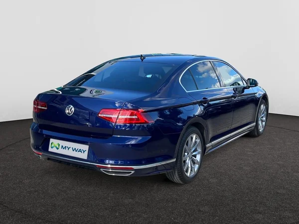 VOLKSWAGEN Passat (2018) — foto 12 van 22