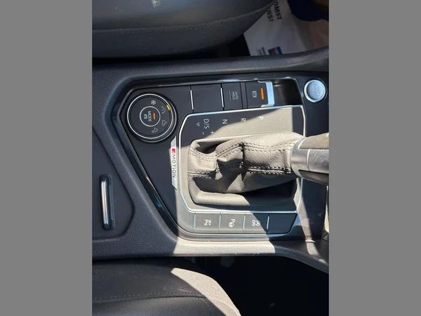 VOLKSWAGEN Tiguan (2018) — foto 7 van 23