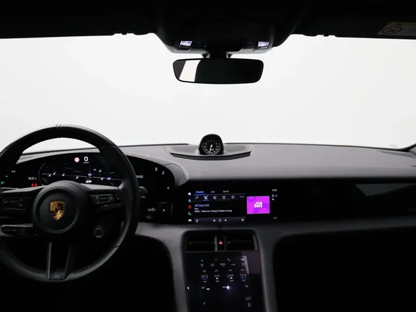 Porsche Taycan (2022) — foto 21 van 38