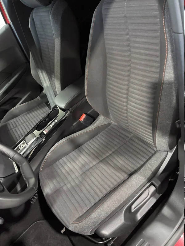 Peugeot E-2008 (2022) — foto 41 van 56