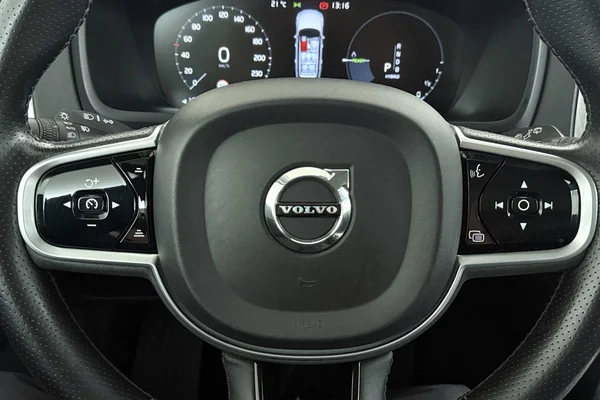 Volvo XC90 PHEV (2019) — foto 3 van 41