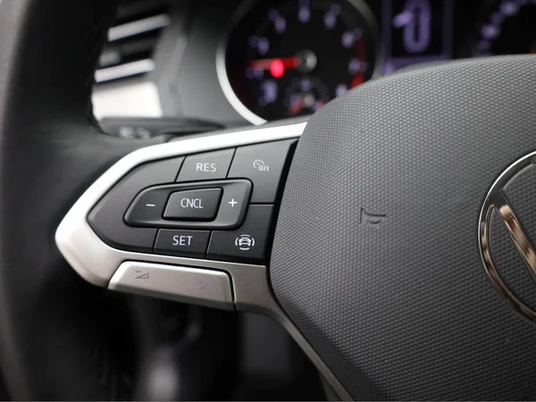 VOLKSWAGEN Passat SW (2021) — foto 14 van 19
