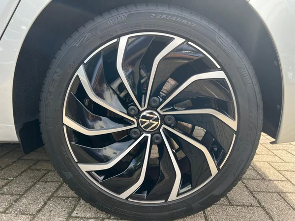 VOLKSWAGEN Golf VIII (2024) — foto 17 van 24