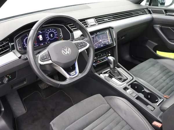VOLKSWAGEN Passat Variant GTE (2022) — foto 25 van 29