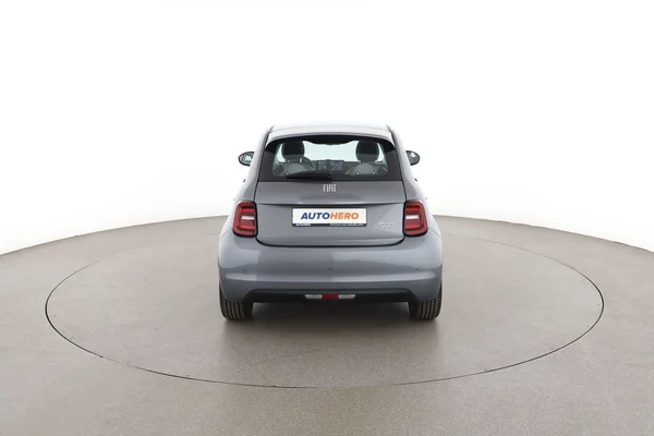 Fiat 500e (2022) — foto 11 van 16