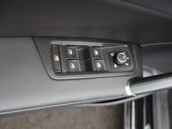 VOLKSWAGEN Touran (2021) — foto 15 van 28
