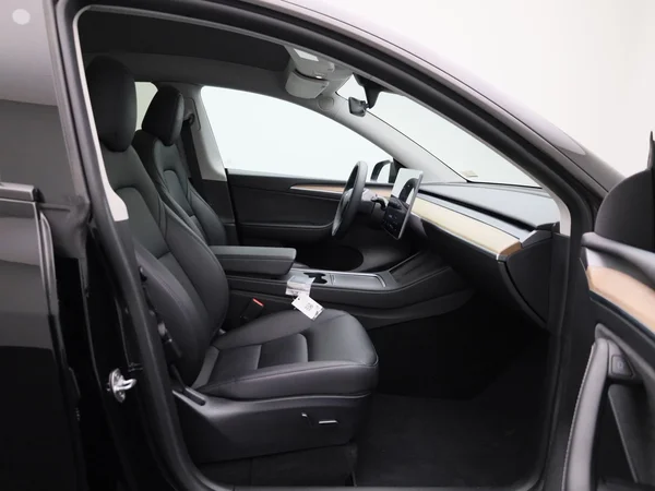 Tesla Model Y (2023) — foto 26 van 39