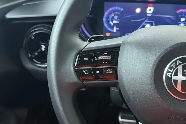 Alfa Romeo Junior (2025) — foto 6 van 17