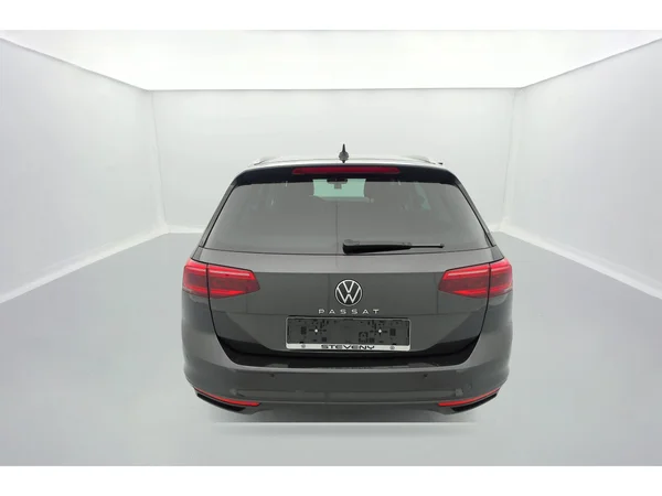 VOLKSWAGEN Passat Variant (2024) — foto 2 van 36