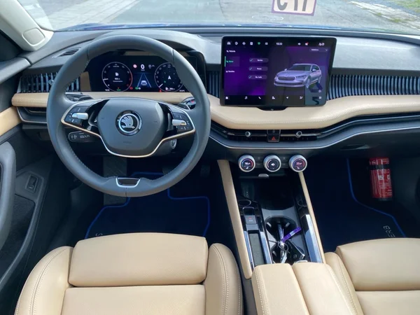 SKODA Superb Combi (2024) — foto 2 van 10