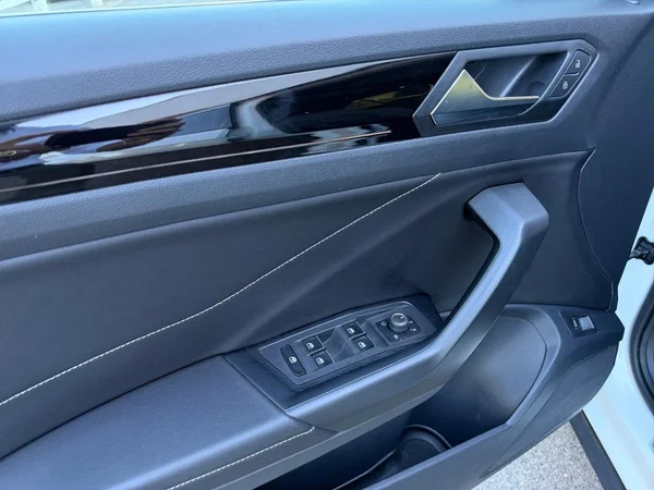 VOLKSWAGEN T-Roc (2022) — foto 8 van 17