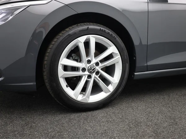 VOLKSWAGEN Golf VIII SW (2023) — foto 3 van 19