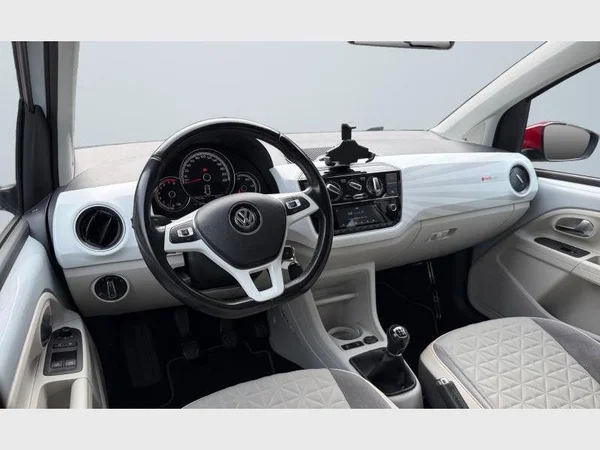 Volkswagen UP! (2017) — foto 12 van 25
