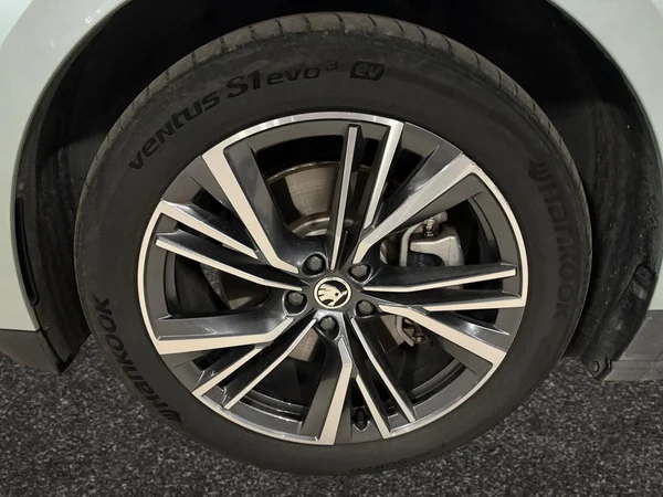 SKODA Enyaq (2024) — foto 12 van 15
