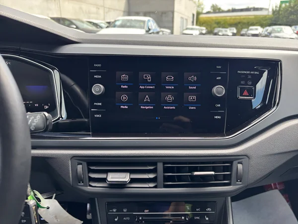 VOLKSWAGEN Polo (2024) — foto 3 van 15