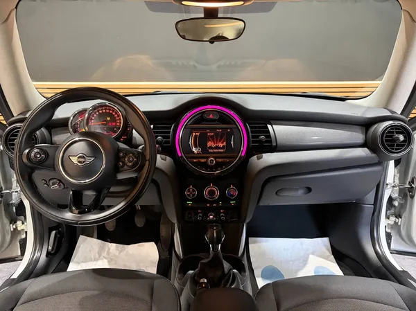 Mini Cooper (2014) — foto 18 van 19
