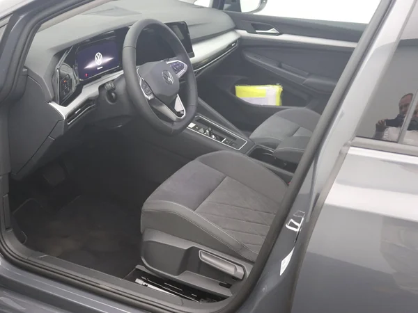 VOLKSWAGEN Golf VIII SW (2024) — foto 18 van 30