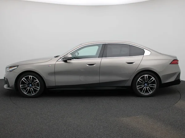 BMW i5 (2024) — foto 34 van 55