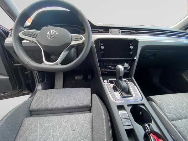 VOLKSWAGEN Passat Variant (2024) — foto 16 van 19