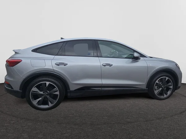 AUDI Q4 Sportback e-tron (2025) — foto 19 van 24