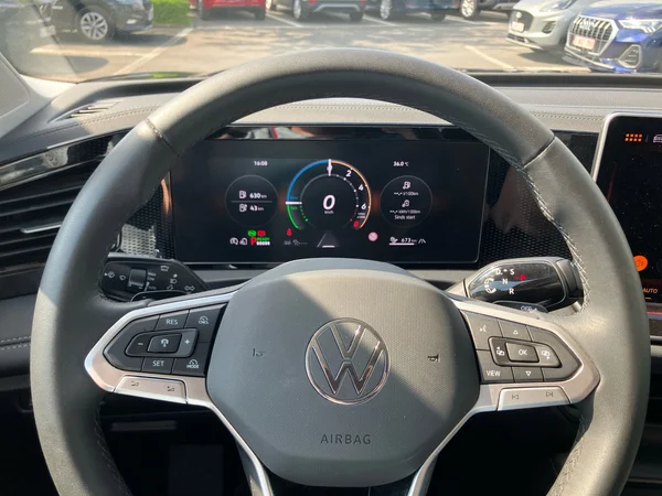 VOLKSWAGEN Tiguan eHybrid (PHEV) (2025) — foto 14 van 24