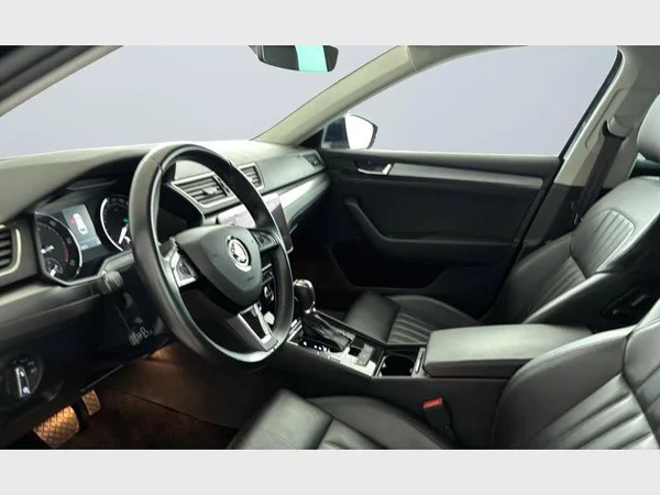Skoda Superb Combi (2019) — foto 15 van 15