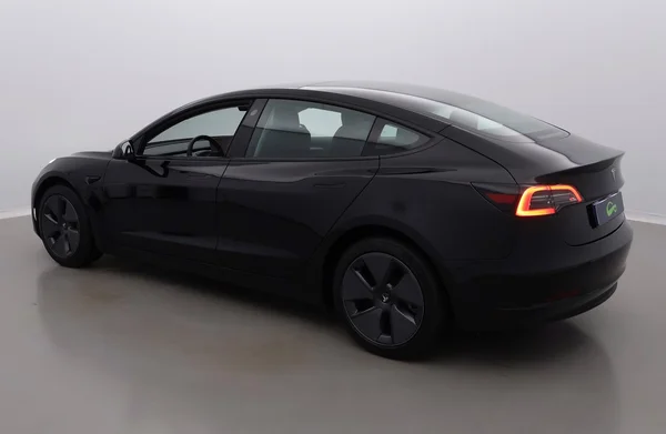 Tesla Model 3 (2023) — foto 23 van 40