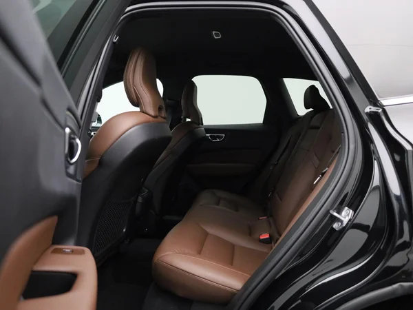 Volvo XC60 (2021) — foto 2 van 43