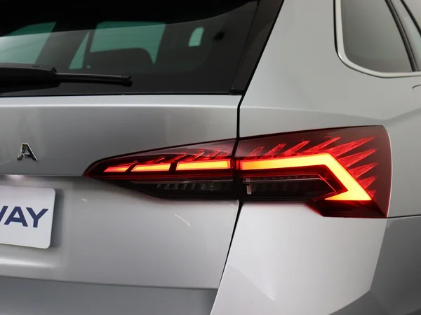 SKODA Octavia Combi (2024) — foto 7 van 19