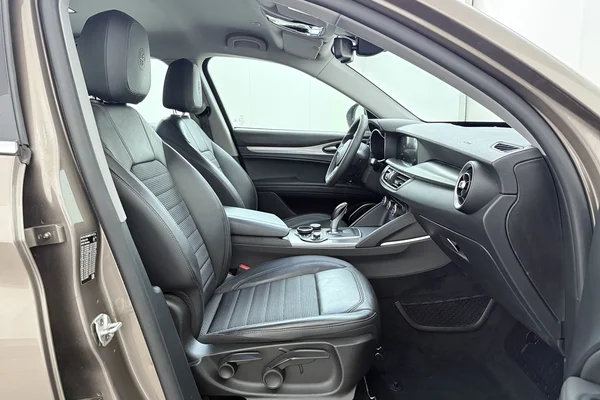 Alfa Romeo Stelvio (2017) — foto 20 van 22