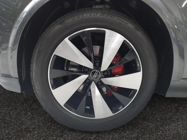 AUDI Q6 e-tron (2024) — foto 8 van 16