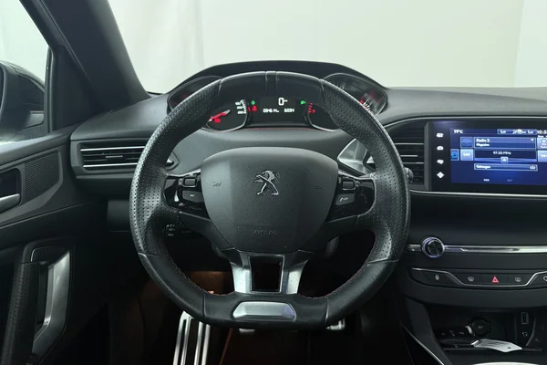 Peugeot 308 (2016) — foto 2 van 22