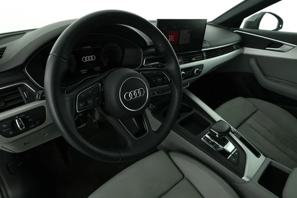 Audi A4 (2024) — foto 2 van 16