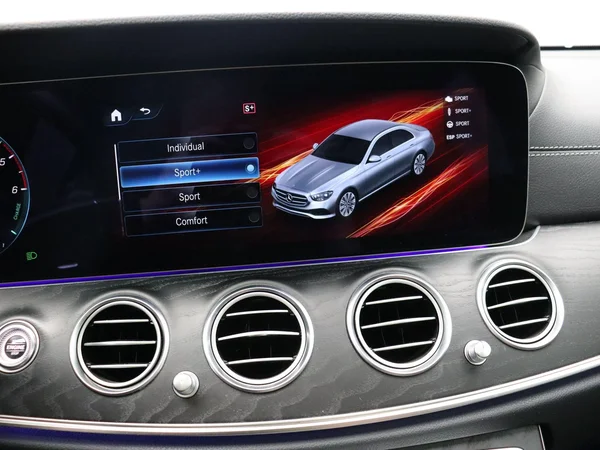 Mercedes-Benz E-Klasse (2022) — foto 15 van 33