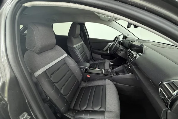 Citroen C4 (2022) — foto 8 van 28