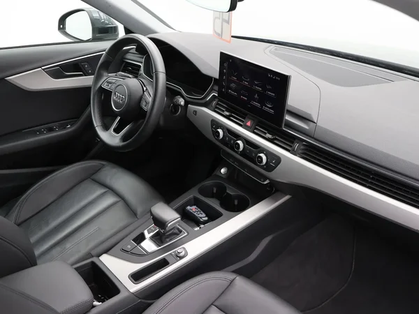 Audi A4 (2022) — foto 17 van 23