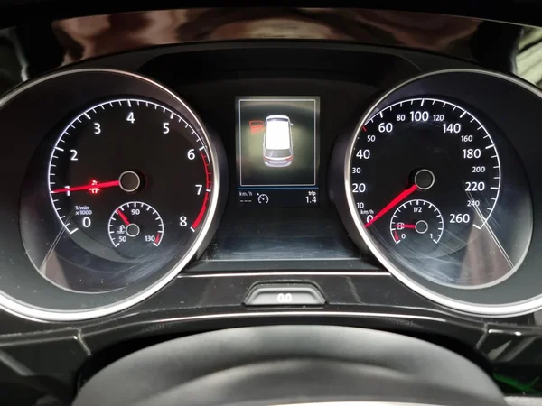 VOLKSWAGEN Touran (2019) — foto 7 van 23