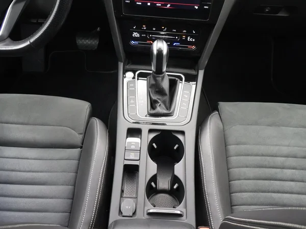 VOLKSWAGEN Passat Variant GTE (2022) — foto 17 van 30