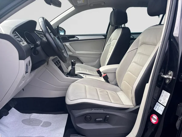 VOLKSWAGEN Tiguan (2017) — foto 16 van 19