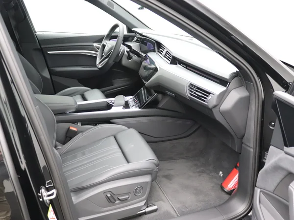 AUDI Q8 e-tron (2024) — foto 29 van 32