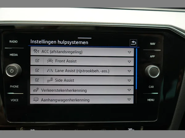 VOLKSWAGEN Passat GTE (2020) — foto 22 van 30