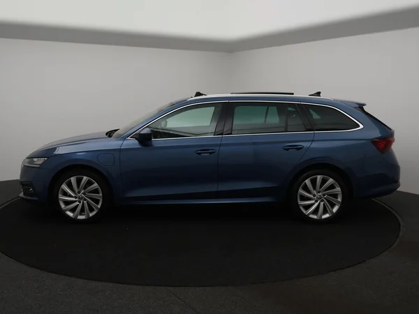 SKODA Octavia Combi PHEV (2021) — foto 2 van 32