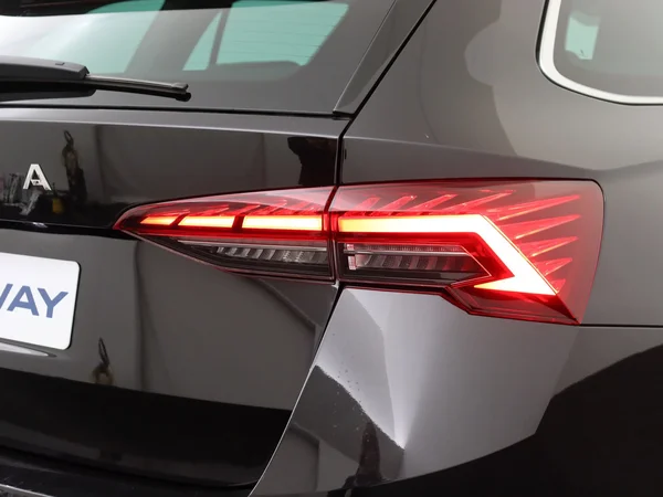 SKODA Octavia Combi (2024) — foto 8 van 19