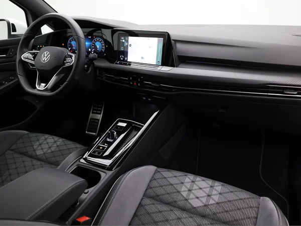 VOLKSWAGEN Golf VIII SW (2024) — foto 16 van 22