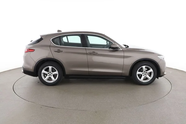 Alfa Romeo Stelvio (2018) — foto 13 van 16