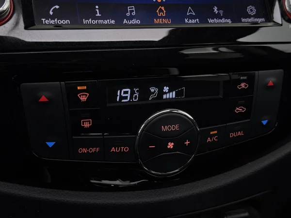 NISSAN Navara (2021) — foto 18 van 29