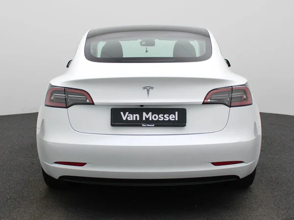Tesla Model 3 (2023) — foto 39 van 42